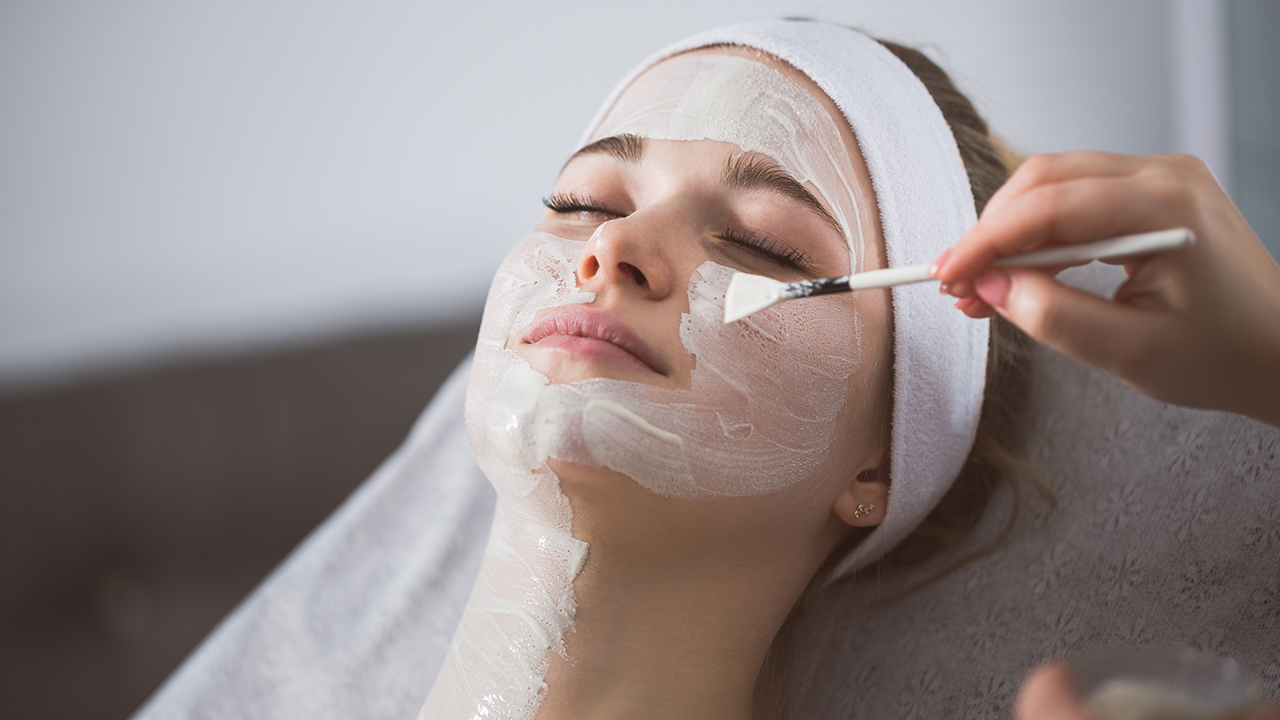 Mujer en una sesión de peeling químico facial